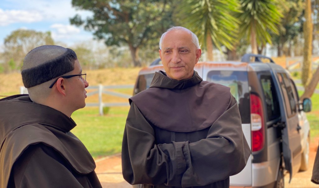 Padre Francis Miller Regressa aos&nbsp;EUA