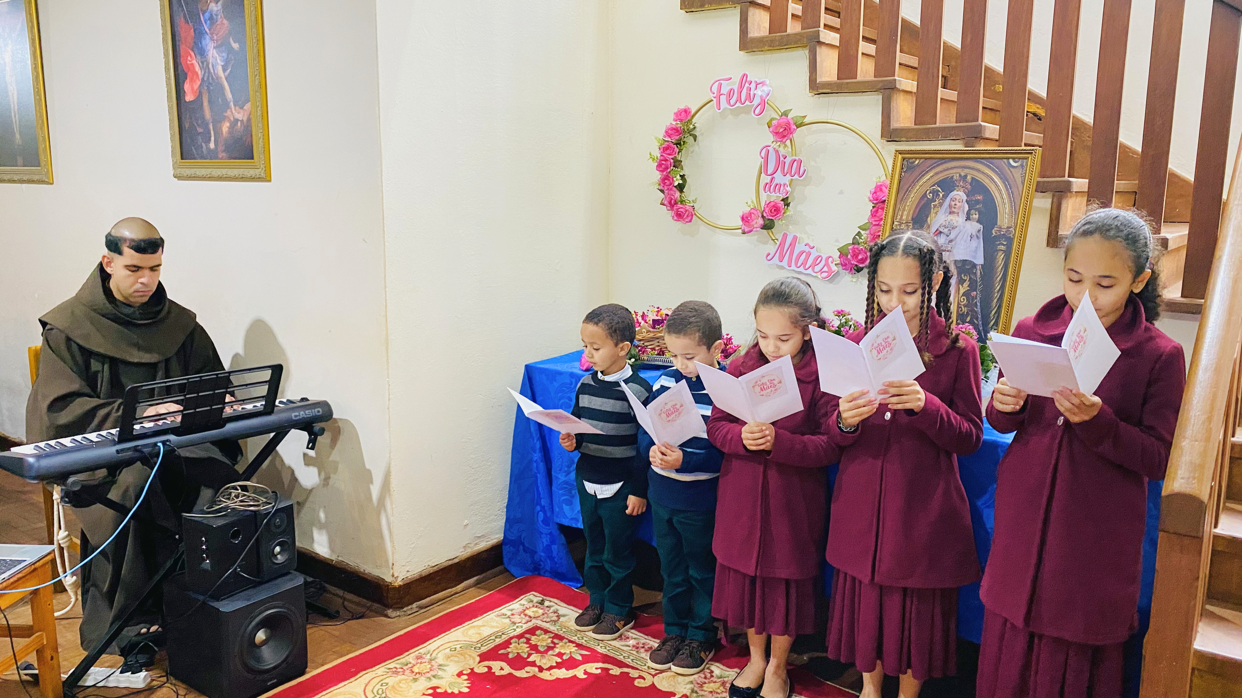 Missa solene e comemoração do dia das mães
